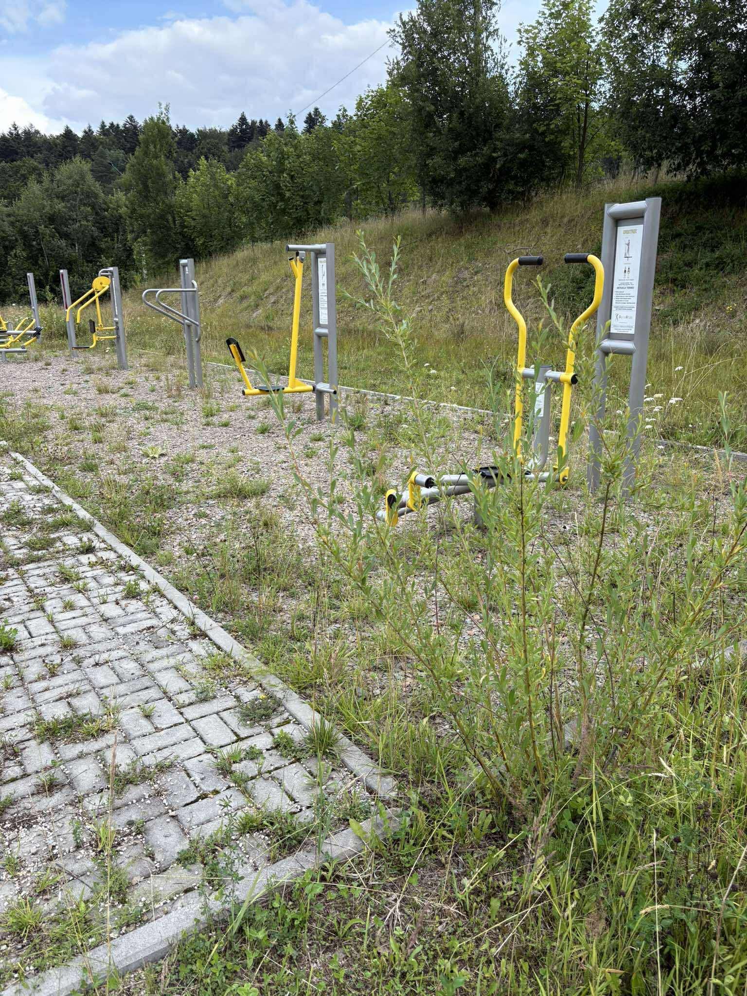Toporzysko: miał być plac zabaw - jest syf i drifty! Mieszkańcy zbulwersowani