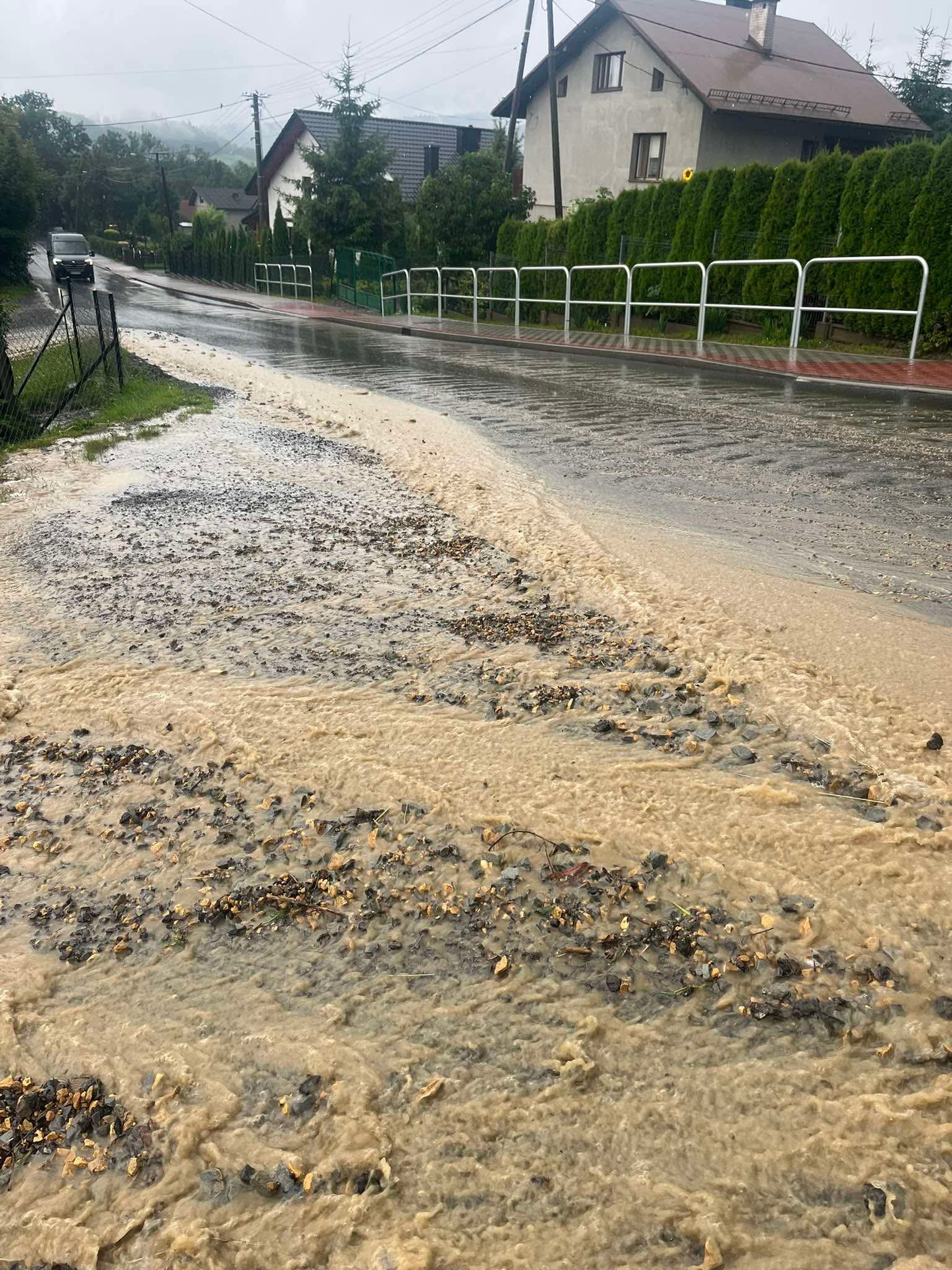 Mieszkanka oskarża wykonawcę drogi i władze gminy. Zalanie posesji na Górnym Osielcu