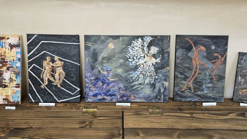 Wernisaż wystawy Dawida Radonia w Jordanowie. 77 prac młodego artysty