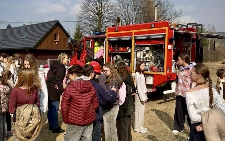 W pierwszy dzień wiosny strażacy z Osielca z wizytą w szkole