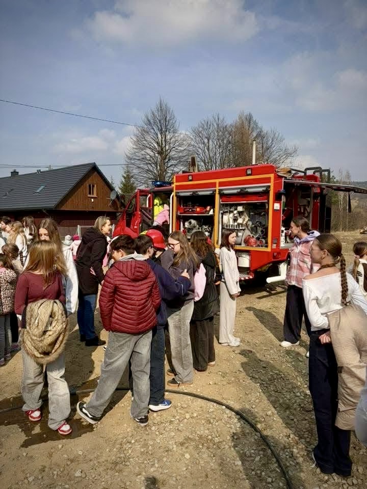 W pierwszy dzień wiosny strażacy z Osielca z wizytą w szkole