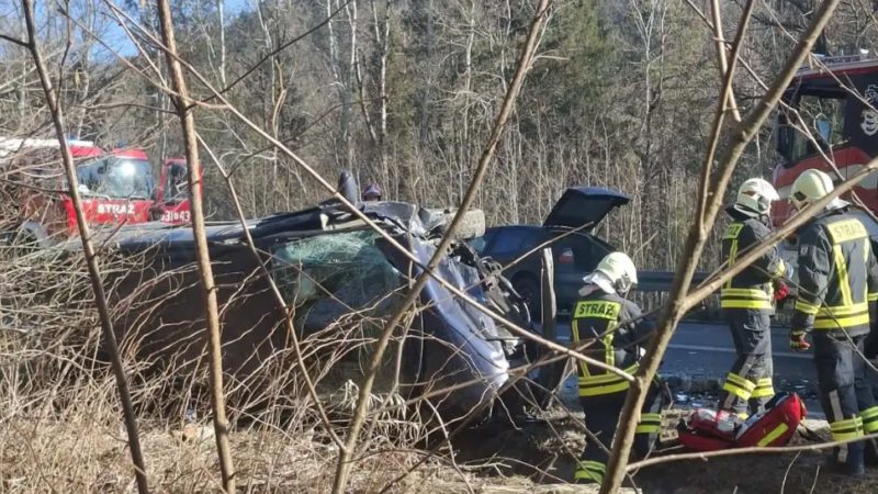 Wypadek w Jordanowie. Dachowanie auta na DK28, są poszkodowani