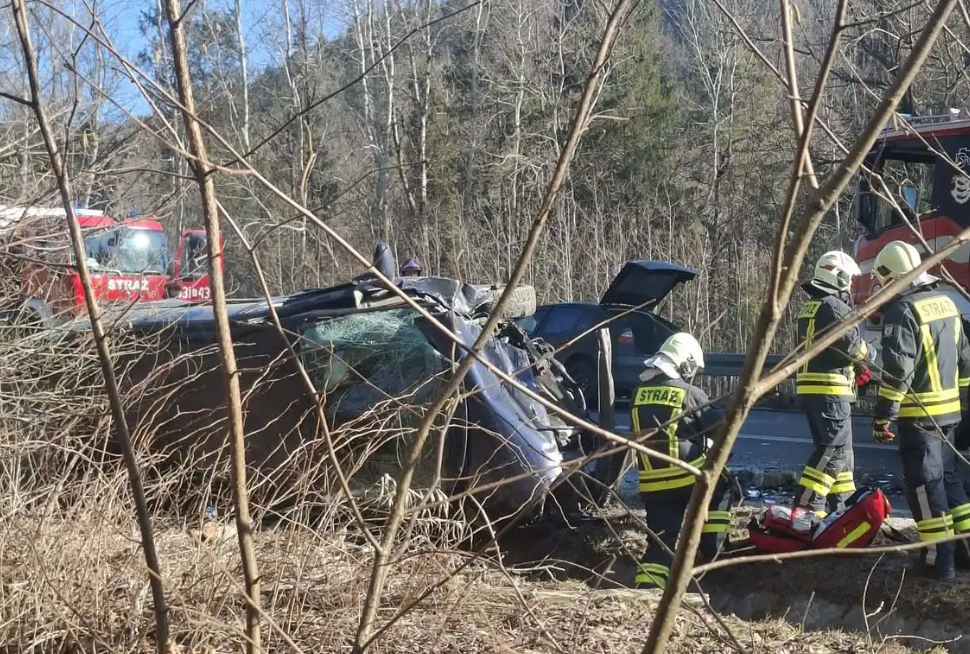 Wypadek w Jordanowie. Dachowanie auta na DK28, są poszkodowani
