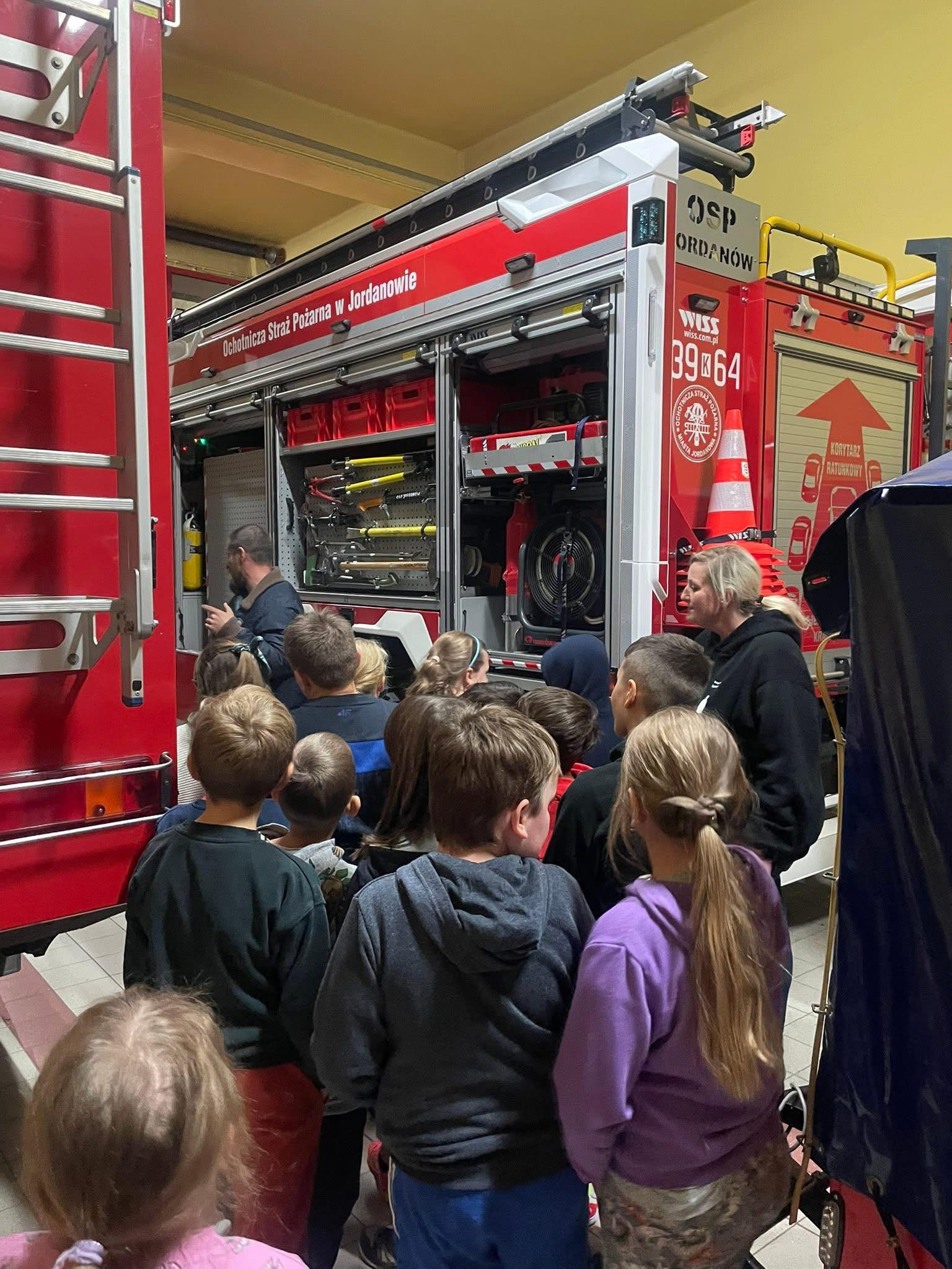 Dziecięca Drużyna Pożarnicza OSP Jordanów poznaje tajniki strażackiego rzemiosła
