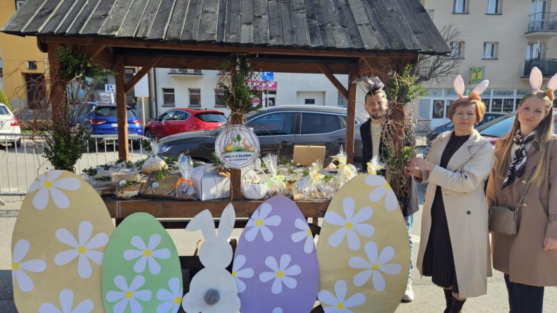 Kiermasz Wielkanocny w Jordanowie trwa. Świąteczny klimat na placu za ratuszem