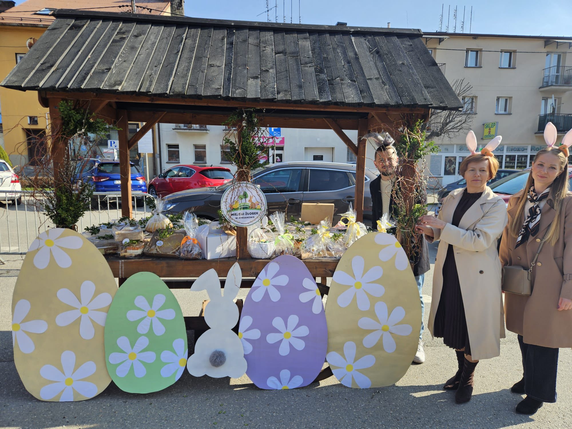 Kiermasz Wielkanocny w Jordanowie trwa. Świąteczny klimat na placu za ratuszem
