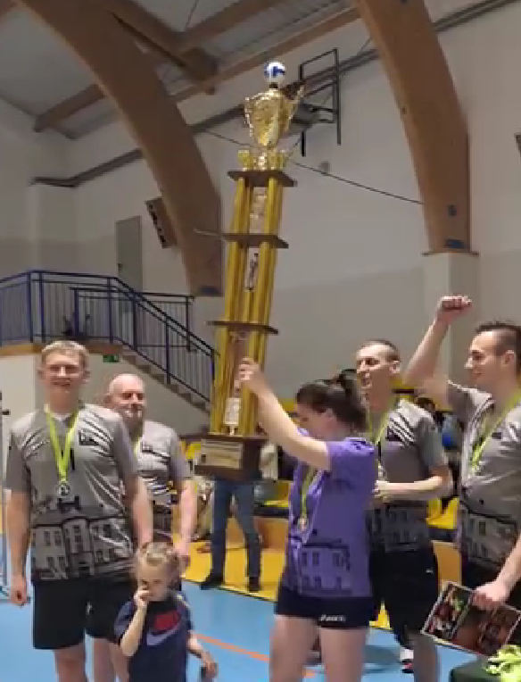 Nauczyciele z "Hugona" najlepsi w powiecie. Wygrali turniej siatkówki
