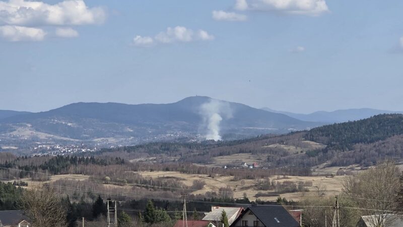 Pożary traw w okolicach Jordanowa widziane z oddali