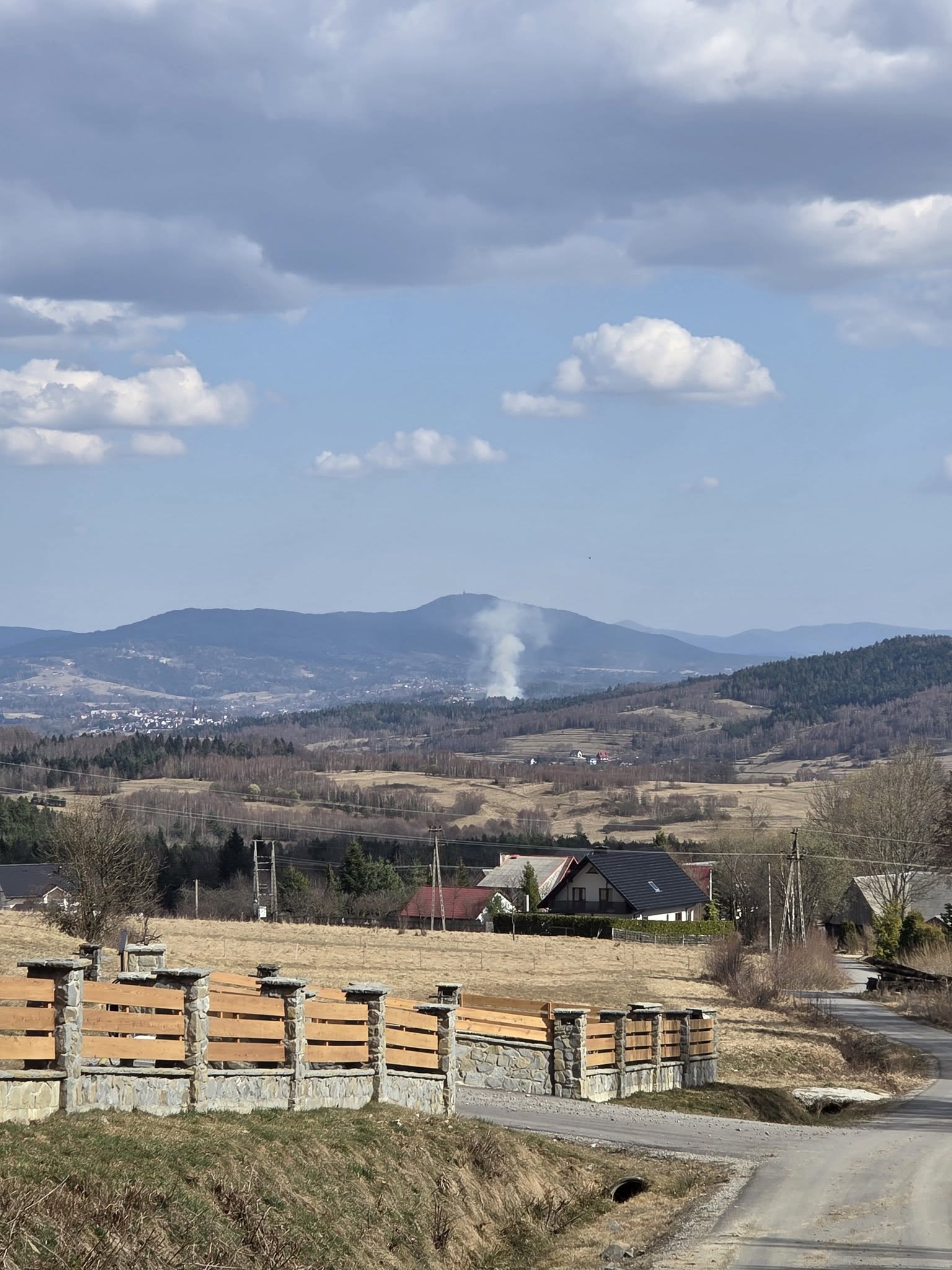 Pożary traw w okolicach Jordanowa widziane z oddali