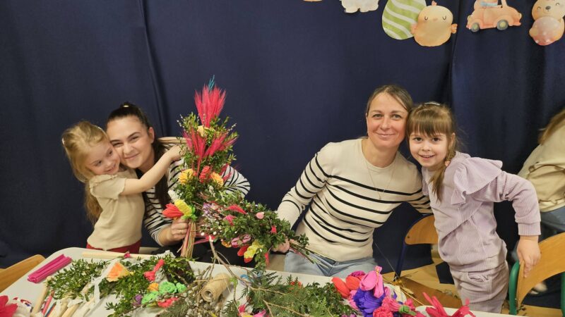 Piękne chwile w przedszkolu w Bystrej. Dzieci i rodzice tworzyli palmy