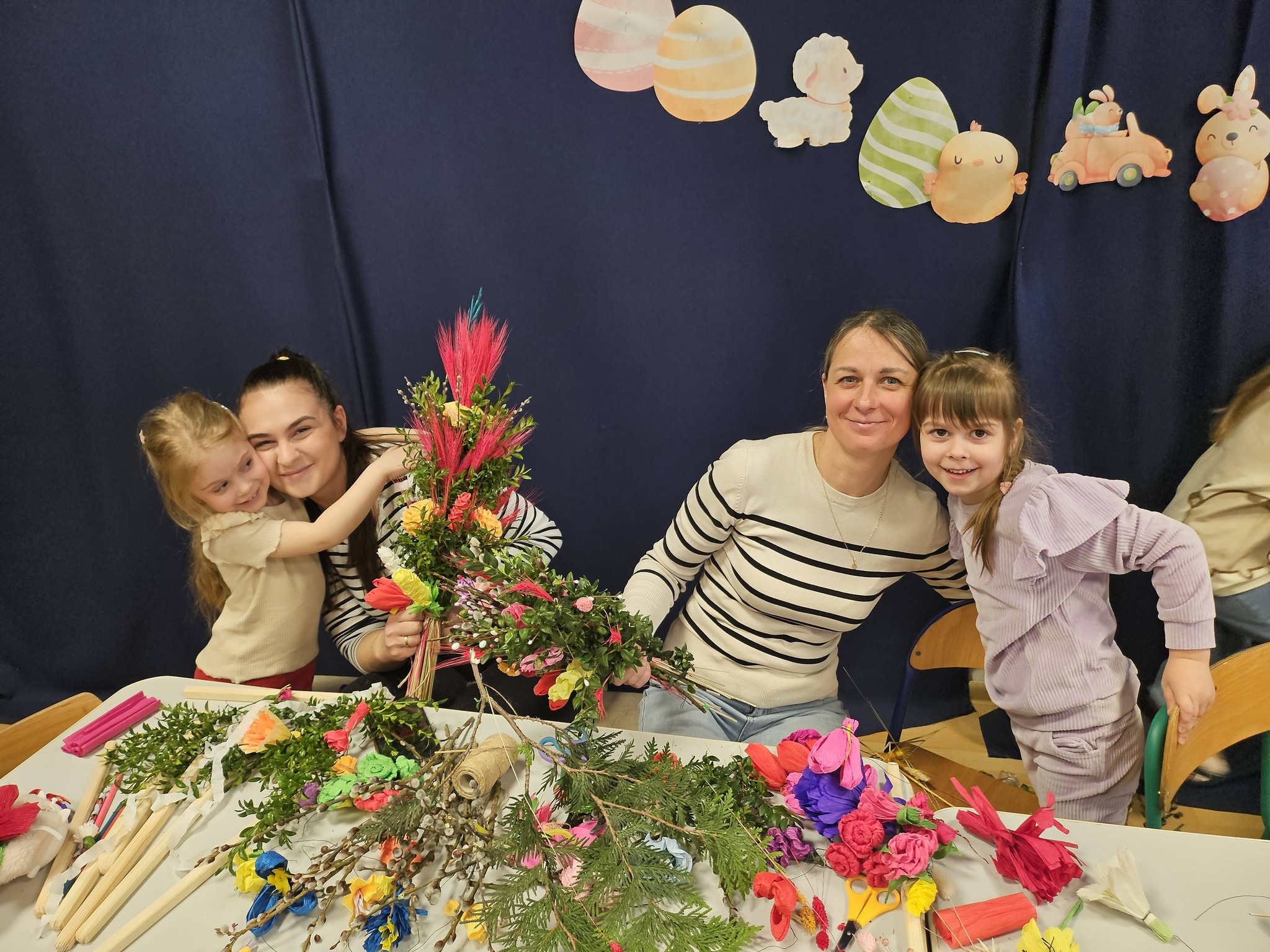 Piękne chwile w przedszkolu w Bystrej. Dzieci i rodzice tworzyli palmy