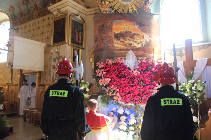 Przy Grobie Pańskim i ze święconką. Wielka Sobota w Sidzinie