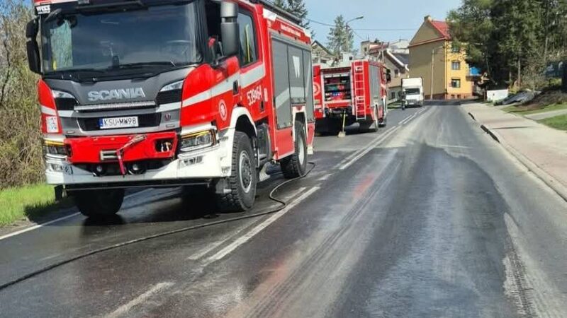 Beton rozlał się na serpentynach w Jordanowie. Utrudnienia na DK28