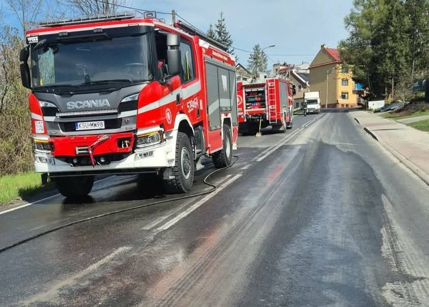 Beton rozlał się na serpentynach w Jordanowie. Utrudnienia na DK28