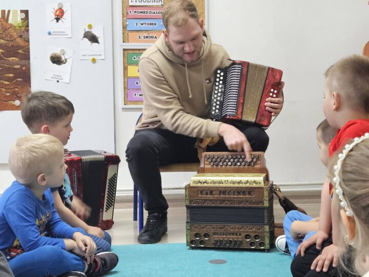 Heligonka, śmiech i pierwsze próby gry. Wyjątkowa lekcja w Bystrej