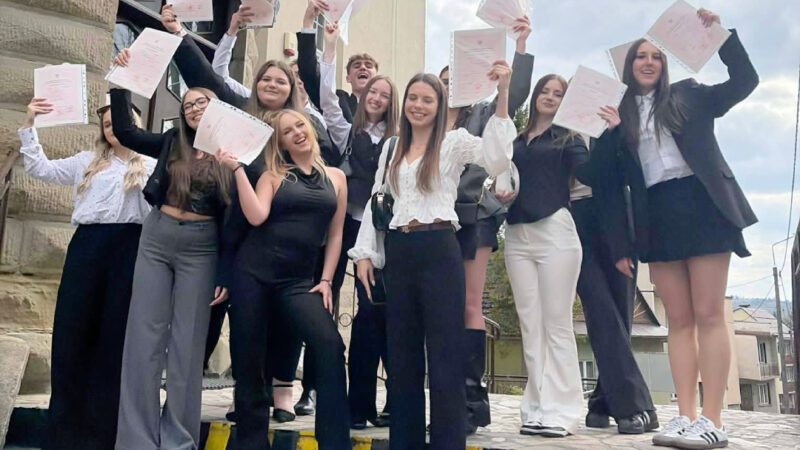 Pożegnanie maturzystów w Jordanowie. "Szkolna podróż dobiegła końca"