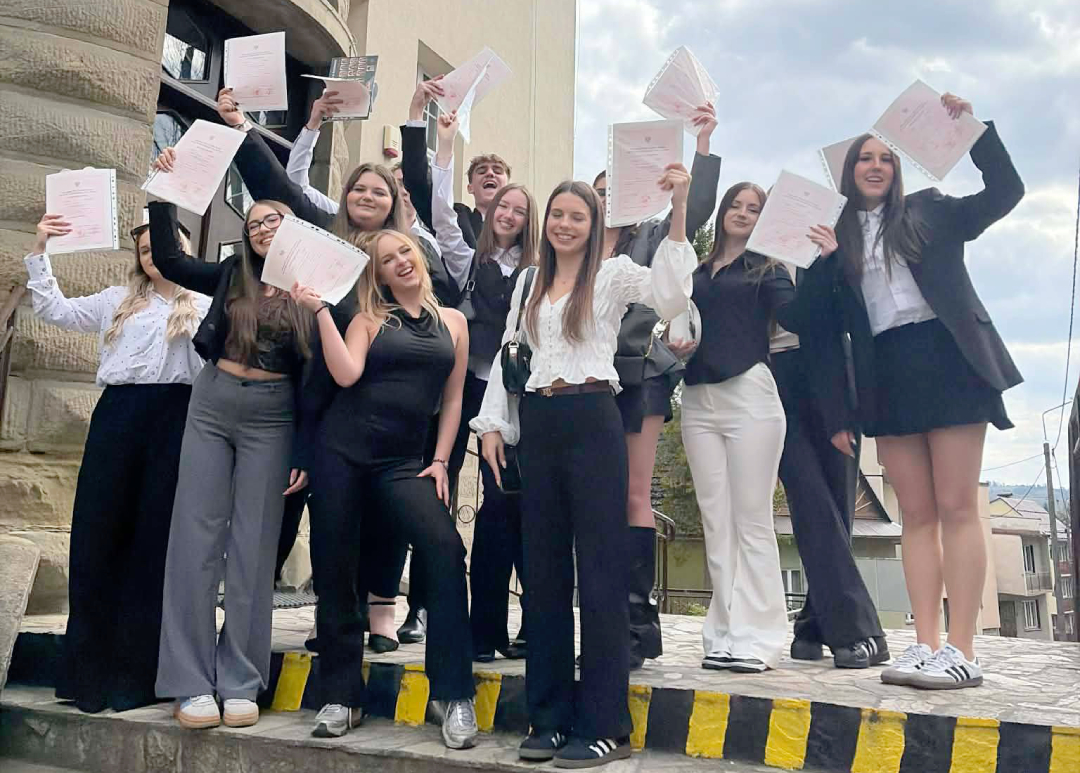 Pożegnanie maturzystów w Jordanowie. "Szkolna podróż dobiegła końca"