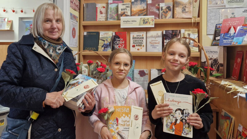 Mały gest, duży urok. "Książka i Róża" w bibliotece w Naprawie