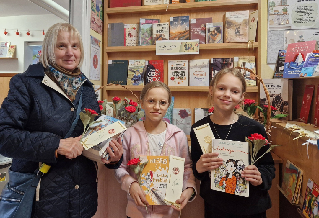 Mały gest, duży urok. "Książka i Róża" w bibliotece w Naprawie