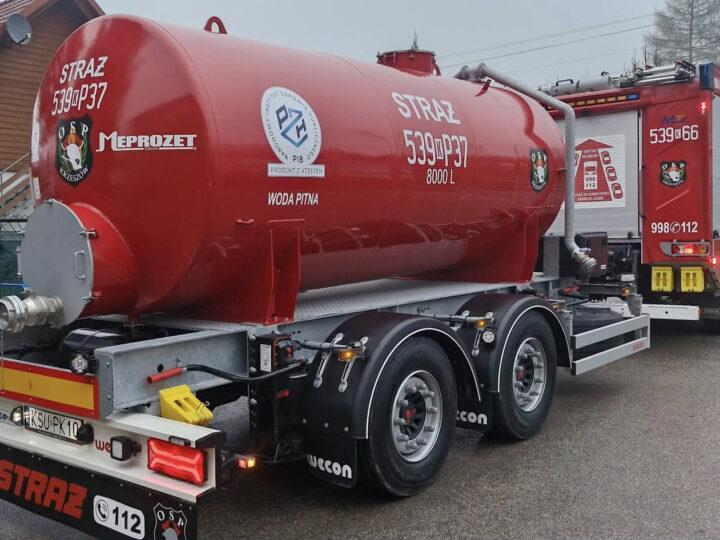 OSP Krzeszów z nową cysterną na wodę pitną