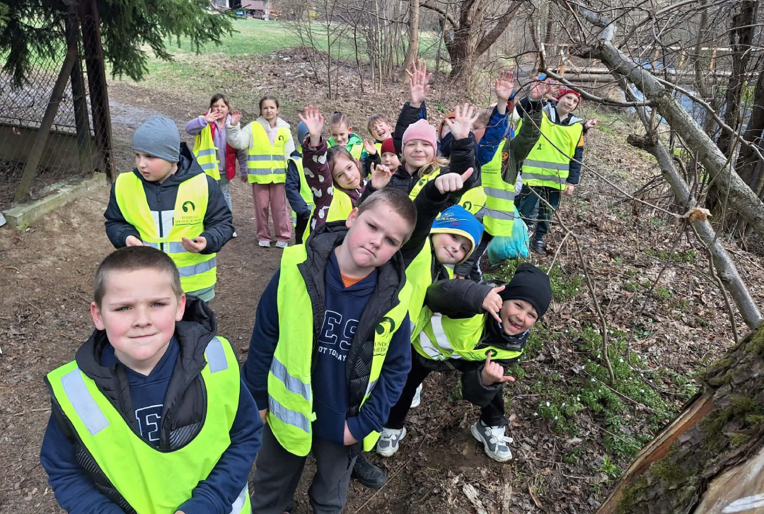 Najpierw uczniowie, jutro mieszkańcy. W Bystrej Podhalańskiej trwa wspólne sprzątanie