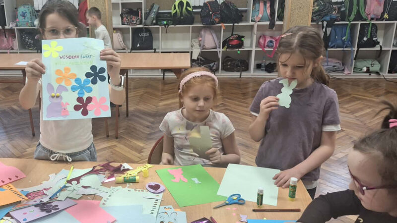 Dzieci ze świetlicy w Jordanowie przygotowują wielkanocne kartki