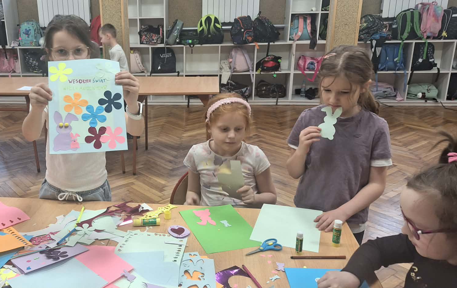Dzieci ze świetlicy w Jordanowie przygotowują wielkanocne kartki